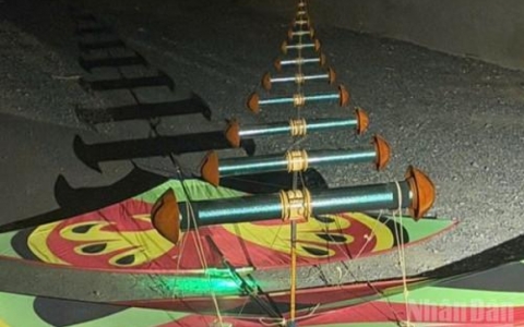 Hơn 20 chuyến bay đi/đến T&acirc;n Sơn Nhất bị ảnh hưởng do người d&acirc;n thả diều gắn đ&egrave;n