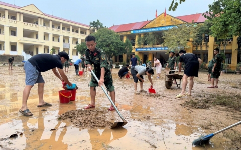 Hữu Lũng (Lạng Sơn): Người d&acirc;n 'chạy đua' dọn dẹp sau lũ, quyết kh&ocirc;ng để học sinh lỡ ng&agrave;y tựu trường