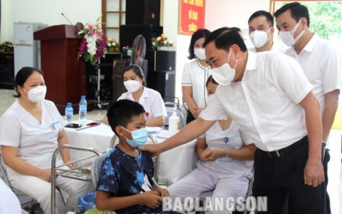 L&atilde;nh đạo UBND tỉnh kiểm tra c&ocirc;ng t&aacute;c ti&ecirc;m vắc xin ph&ograve;ng COVID-19 tại th&agrave;nh phố Lạng Sơn v&agrave; huyện Bắc Sơn