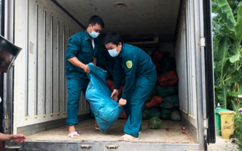 Thị trấn Na Sầm tiếp nhận, ph&acirc;n bổ tr&ecirc;n 13 tấn thực phẩm hỗ trợ cho nh&acirc;n d&acirc;n chống dịch