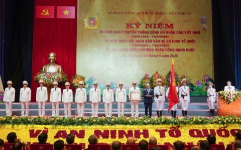 Thủ tướng: Bất kỳ t&igrave;nh huống n&agrave;o, lực lượng C&ocirc;ng an phải bảo vệ người d&acirc;n