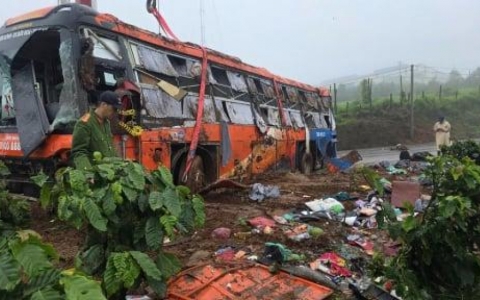Điều tra l&agrave;m r&otilde; nguy&ecirc;n nh&acirc;n vụ xe kh&aacute;ch bị lật tr&ecirc;n quốc lộ 19 ở Gia Lai, nhiều người thương vong