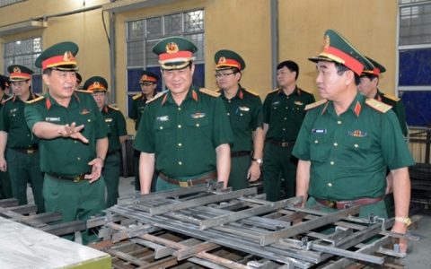 Đo&agrave;n c&ocirc;ng t&aacute;c Bộ Quốc ph&ograve;ng kiểm tra v&agrave; l&agrave;m việc tại Nh&agrave; m&aacute;y Z117