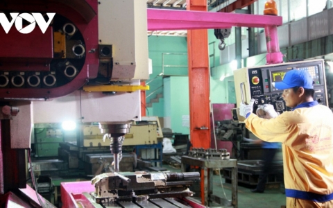 Không vội chủ quan với điểm sáng tăng trưởng dương