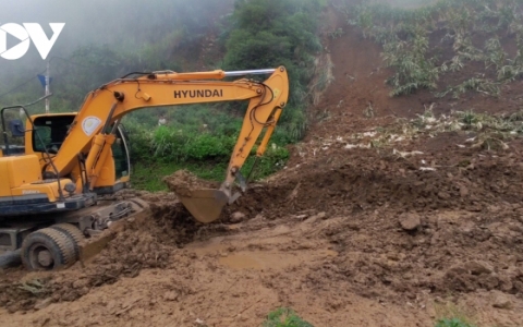 Sạt lở núi tắc đường trên quốc lộ 37 qua địa phận tỉnh Sơn La