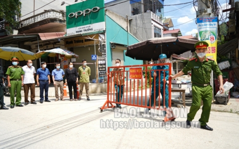 Văn L&atilde;ng: Điều chỉnh thực hiện gi&atilde;n c&aacute;ch x&atilde; hội tr&ecirc;n địa b&agrave;n huyện v&agrave; dỡ bỏ phong toả Khu 3 thị trấn Na Sầm