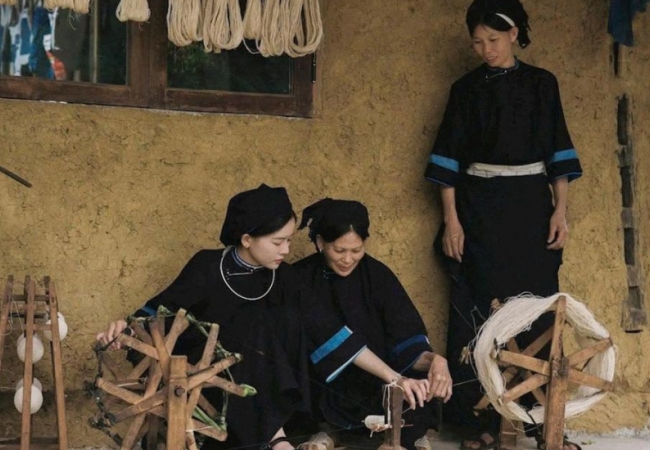 Giữ sắc ch&agrave;m bản địa tr&ecirc;n trang phục truyền thống