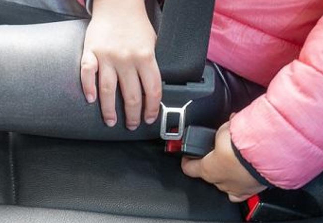 Khi nào trẻ em có thể dùng dây an toàn người lớn trên ô tô?