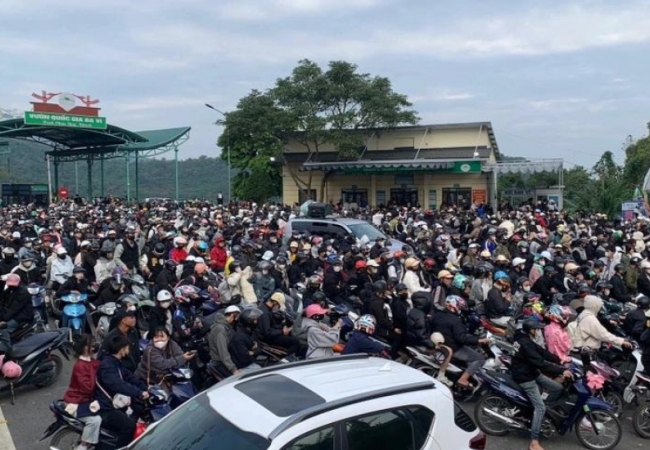 Tắc dài dòng khách xếp hàng mua vé vào Vườn Quốc gia Ba Vì