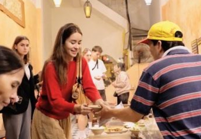 Kh&aacute;ch T&acirc;y ngồi &ldquo;vỉa h&egrave; trong nh&agrave;&rdquo;, ăn chay tự phục vụ giữa phố cổ H&agrave; Nội