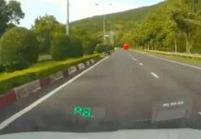 &Ocirc; t&ocirc; su&yacute;t t&ocirc;ng xe m&aacute;y chạy v&agrave;o cao tốc Li&ecirc;n Khương - Prenn