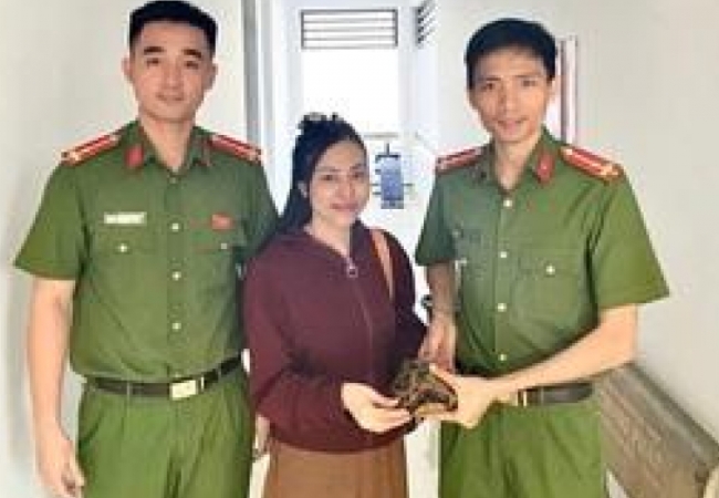 Bắt được r&ugrave;a n&uacute;i v&agrave;ng ở Đồng Nai, người d&acirc;n b&agrave;n giao cho c&ocirc;ng an