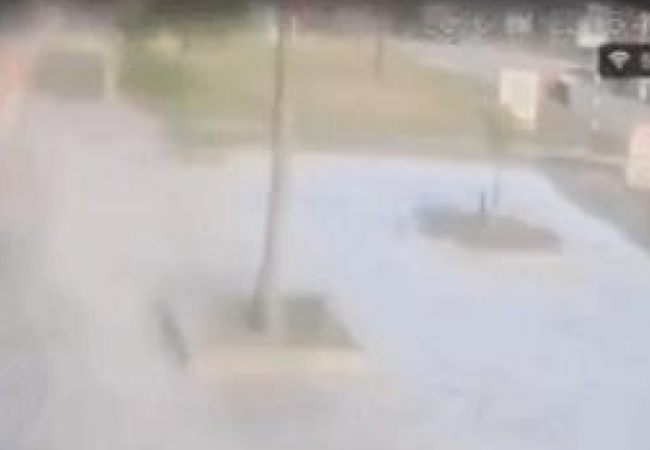 &Ocirc; t&ocirc; tải t&ocirc;ng nhiều xe điện của học sinh v&agrave; xe m&aacute;y, 4 người thương vong