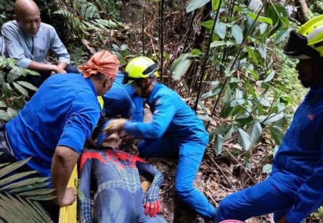 Mặc đồ người nhện leo n&uacute;i, người đ&agrave;n &ocirc;ng rơi từ độ cao 20m ở Malaysia