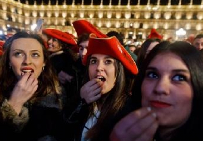 Những phong tục đ&oacute;n tết độc lạ ở c&aacute;c quốc gia tr&ecirc;n thế giới