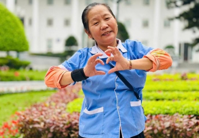 Bất ngờ nữ lao c&ocirc;ng Đại học H&agrave; Nội &ldquo;bắn&rdquo; tiếng Nga, biết nhiều ngoại ngữ