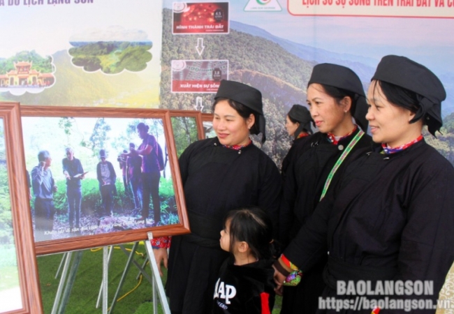 Đông đảo du khách tham quan triển lãm không gian văn hóa – du lịch Lạng Sơn