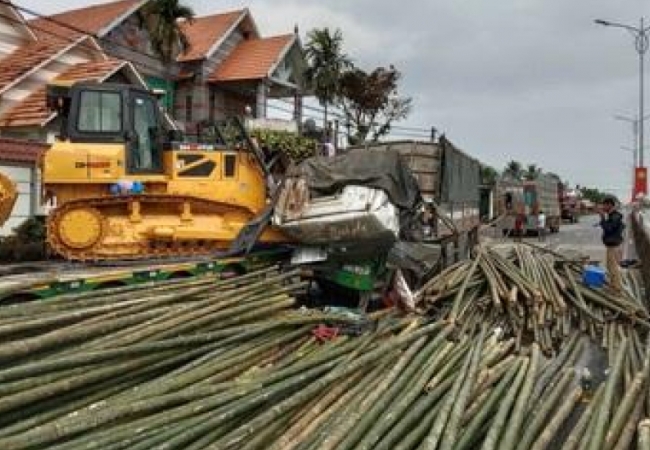 Một người tử vong, h&agrave;ng trăm c&acirc;y tre tr&agrave;n k&iacute;n đường sau tai nạn
