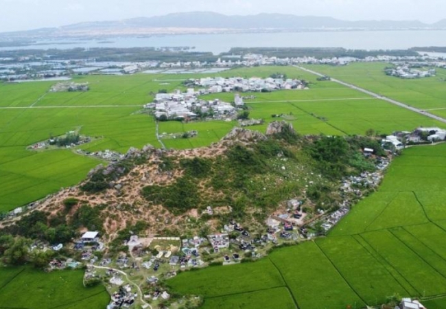 Ngọn n&uacute;i c&oacute; h&igrave;nh th&ugrave; kỳ lạ giữa c&aacute;nh đồng v&agrave; truyền thuyết &ocirc;ng&nbsp;khổng lồ