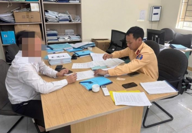 T&agrave;i xế xe kh&aacute;ch bị phạt 5 triệu đồng v&igrave; đi kh&ocirc;ng đ&uacute;ng l&agrave;n đường cao tốc