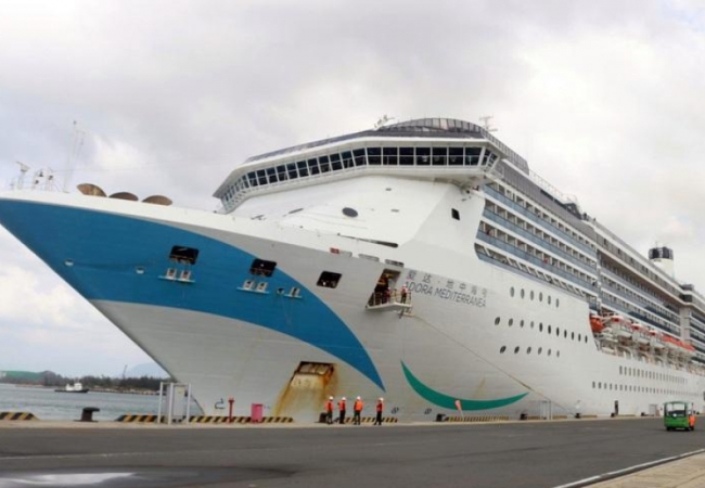 T&agrave;u biển Adora Mediterranea chở hơn 2.200 người cập cảng Cam Ranh