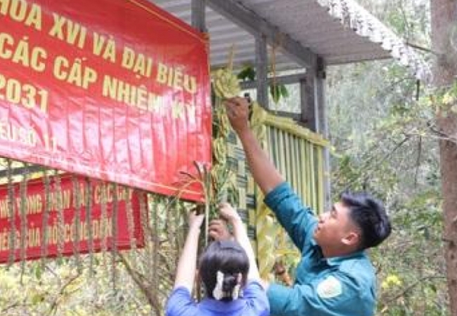 X&atilde;, phường miền T&acirc;y đan cổng ch&agrave;o bằng l&aacute; dừa đ&oacute;n cử tri ng&agrave;y bầu cử