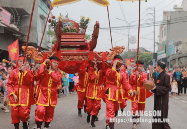 Đông đảo người dân tham gia Lễ hội Đền thờ Mẫu - Đền thờ Quan Lãnh thị trấn Thất Khê
