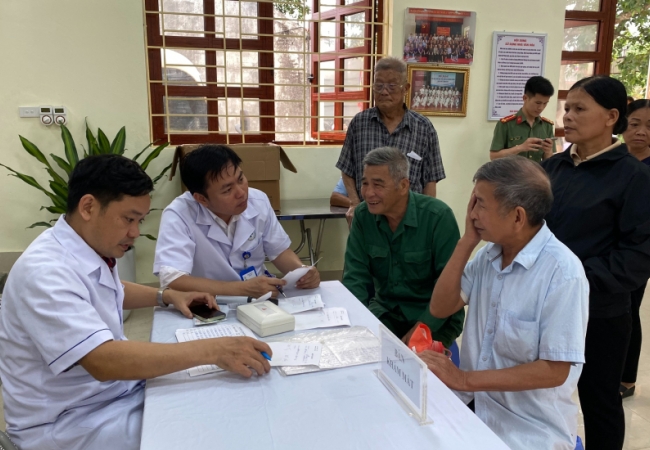 Hơn 140 người dân Lạng Sơn được khám mắt miễn phí