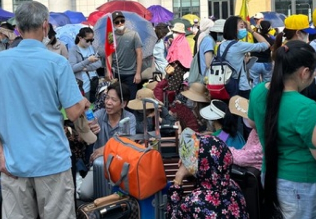 Khách Việt xếp hàng dài ở cửa khẩu, tour du lịch Trung Quốc đông kỷ lục
