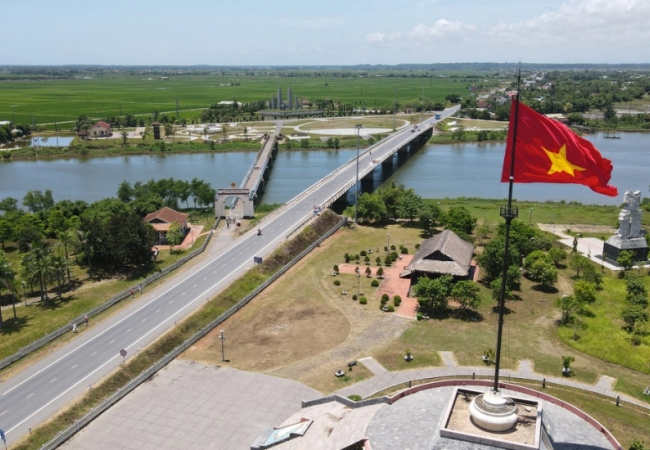 Lễ thượng cờ "Thống nhất non sông" bên bờ Hiền Lương - Bến Hải