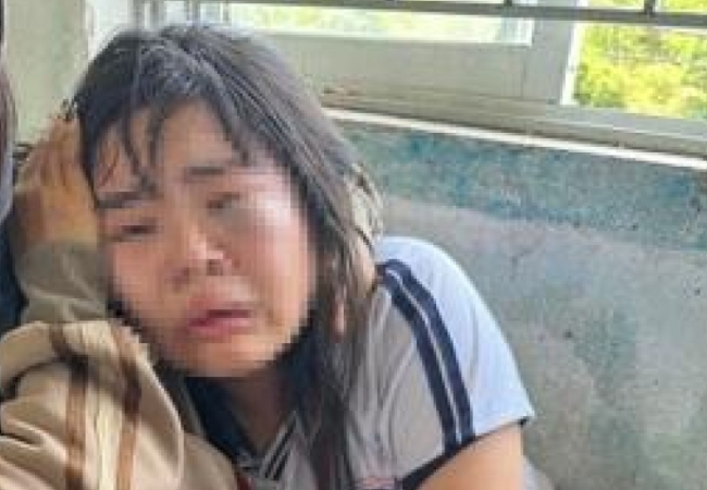 Nữ sinh lớp 7 bị nhiều nam sinh đ&aacute;nh tới tấp trước cổng trường