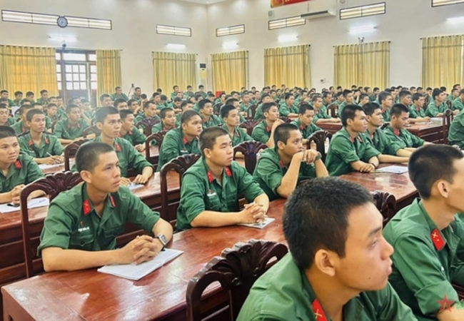 Sư đoàn 5 (Quân khu 7) phối hợp phổ biến, giáo dục pháp luật cho chiến sĩ mới