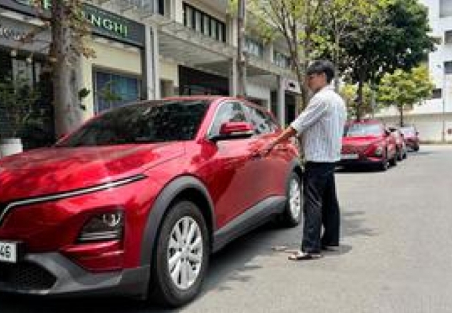 Thu&ecirc; xe tự l&aacute;i dịp lễ: Thừa xe xăng, khan xe điện