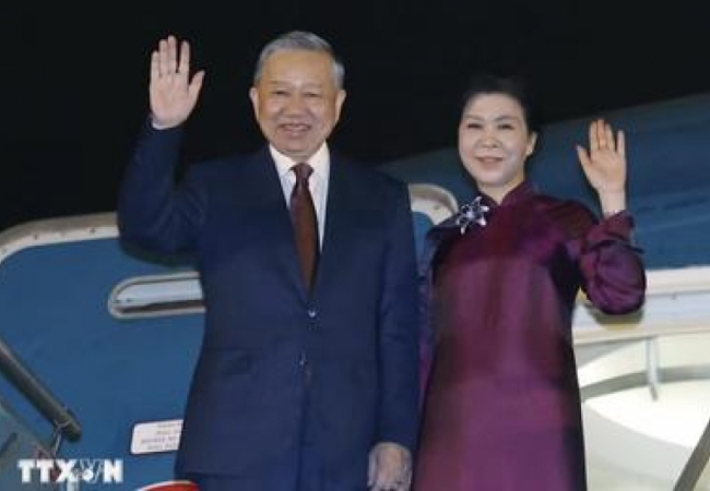 Tổng B&iacute; thư, Chủ tịch nước T&ocirc; L&acirc;m v&agrave; Phu nh&acirc;n l&ecirc;n đường thăm cấp Nh&agrave; nước đến Trung Quốc