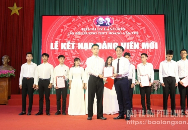 Chi bộ Trường THPT Hoàng Văn Thụ kết nạp 11 đảng viên tuổi 18