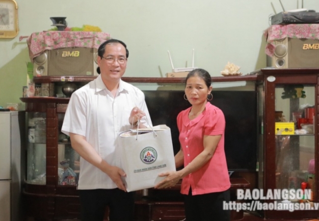 Đoàn công tác của tỉnh thăm, tặng quà người lao động và thân nhân người lao động bị tai nạn lao động tại huyện Chi Lăng