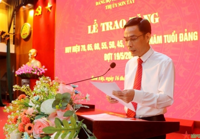 Hà Nội: 194 đảng viên thị xã Sơn Tây được trao tặng Huy hiệu Đảng đợt 19-5