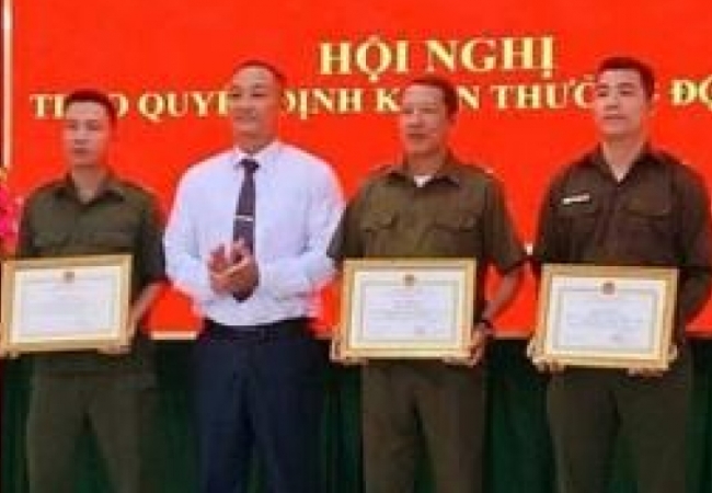 Tặng giấy khen 3 c&aacute; nh&acirc;n khống chế kẻ giết vợ, giải cứu ch&aacute;u b&eacute; 2 tuổi