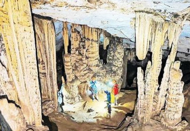 Th&aacute;m hiểm hang động xứ Lạng
