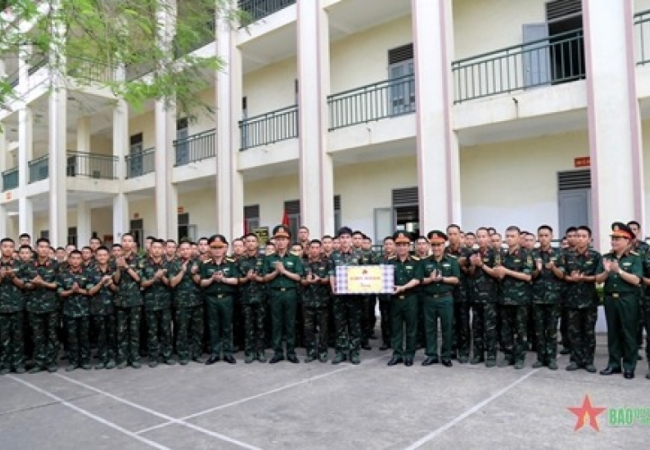 Tổng cục Hậu cần thăm, tặng quà động viên chiến sĩ mới tham gia huấn luyện tại Trung đoàn 692