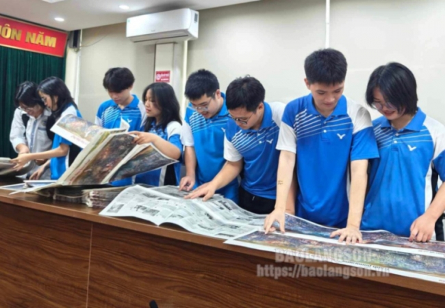 Văn phòng đại diện Báo Nhân Dân tại Lạng Sơn tặng bạn đọc 1.000 bản phụ san tranh panorama “Chiến dịch Điện Biên Phủ”