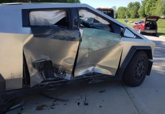  Xe Tesla Cybertruck liên tiếp gặp nạn, "bầm dập" nhưng có vẻ an toàn
