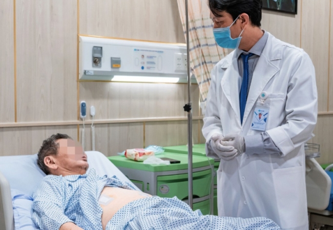 Bác sĩ Việt xuyên đêm cứu người đàn ông Thái Lan nguy kịch tính mạng