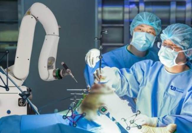 &ldquo;B&igrave;nh d&acirc;n h&oacute;a&rdquo; c&ocirc;ng nghệ robot phẫu thuật với chi ph&iacute; thấp hơn nhiều so với thế giới