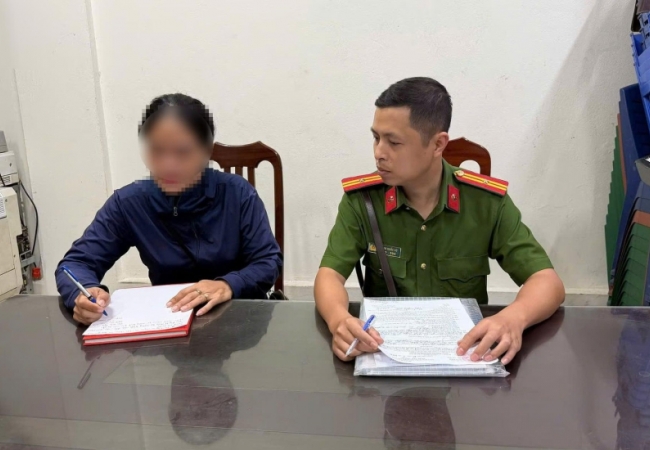 Người b&aacute;n b&aacute;nh r&aacute;n thu 430.000 đồng của kh&aacute;ch T&acirc;y ở Hồ Gươm bị xử phạt