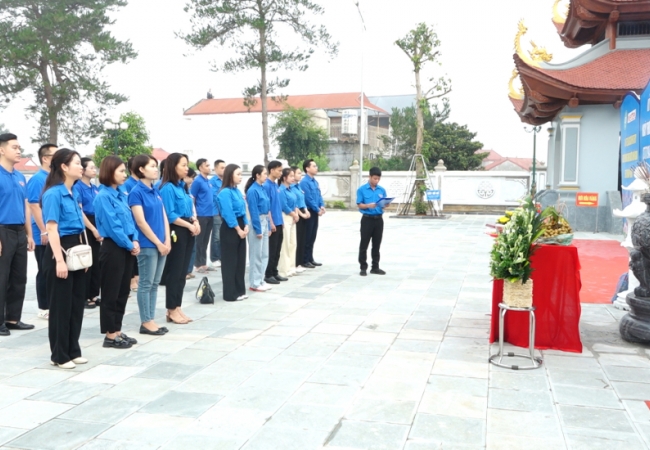 Chi đoàn Báo và Đài PTTH Lạng Sơn dâng hương ngày 27/7