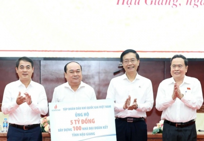 Chủ tịch Quốc hội Trần Thanh Mẫn trao quà tặng người có công với cách mạng tỉnh Hậu Giang