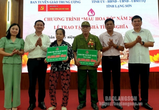 Chương trình Màu hoa đỏ năm 2024: Trao tặng kinh phí hỗ trợ xây nhà tình nghĩa cho 2 gia đình chính sách tại thành phố Lạng Sơn
