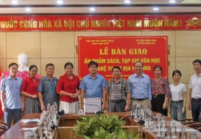 Hội Văn học nghệ thuật tỉnh trao tặng huyện Đình Lập 4.000 cuốn sách