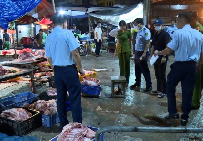  Lò cung cấp lợn nhiễm virus tả ở Hà Nội: "Hóa trang" thịt bệnh bằng máu